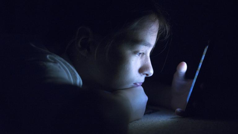 Un adolescent avec son smartphone la nuit