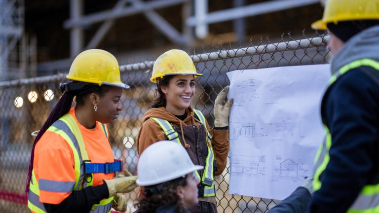 Un groupe d'élèves en apprentissage sur un chantier