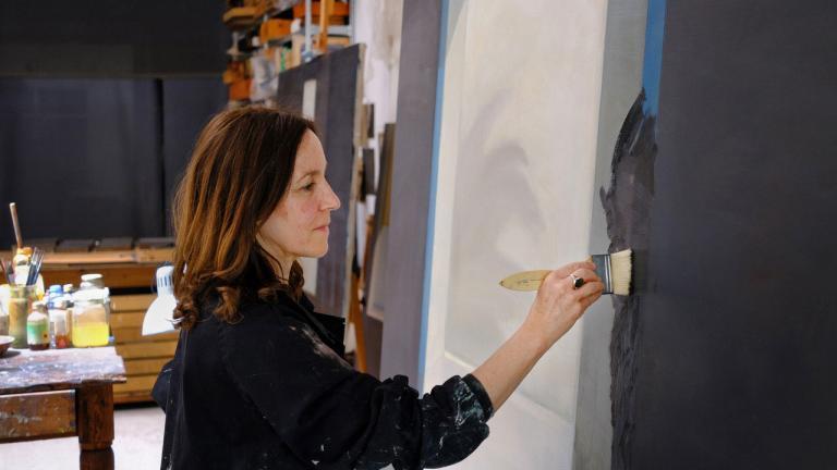 L'artiste peintre Rosa Artero dans son atelier