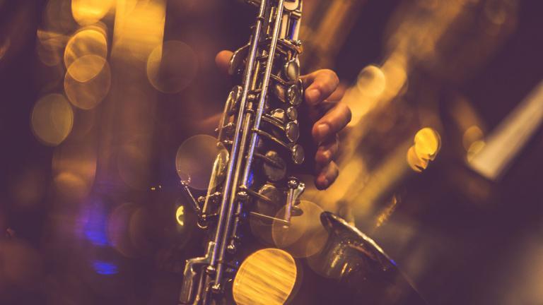 musicien jouant du saxophone