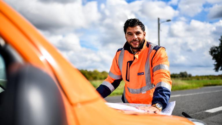 Un agent des routes en tenue de travail