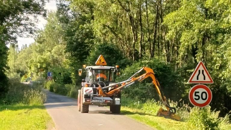 Fauchage de l'herbe aux abords d'une route