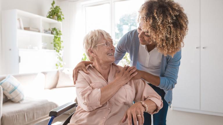 Une personne âgée accompagnée par une personne