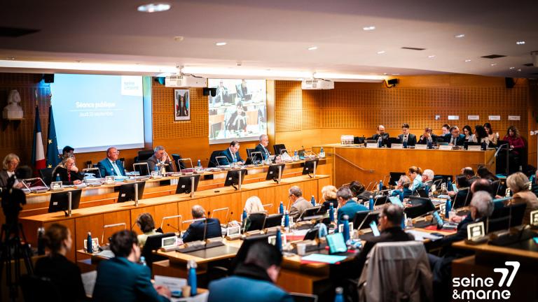 Les élus du Conseil départemental de Seine-et-Marne réunis en séance