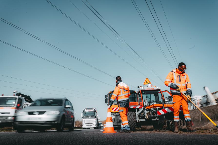 Des agents des routes sécurisent une route