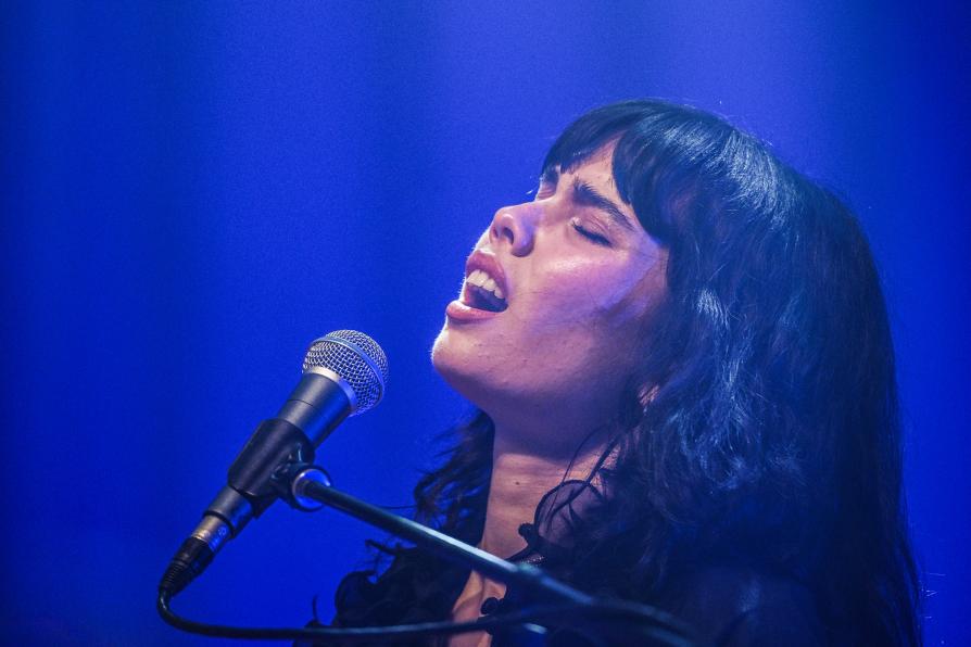 Chanteuse sur scène