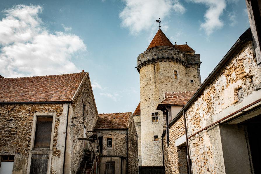 Une tours du château de Blandy surplombe la ferme de Blandy