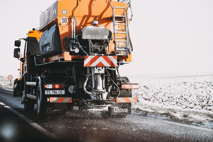Intervention des agents des routes avec la saleuse