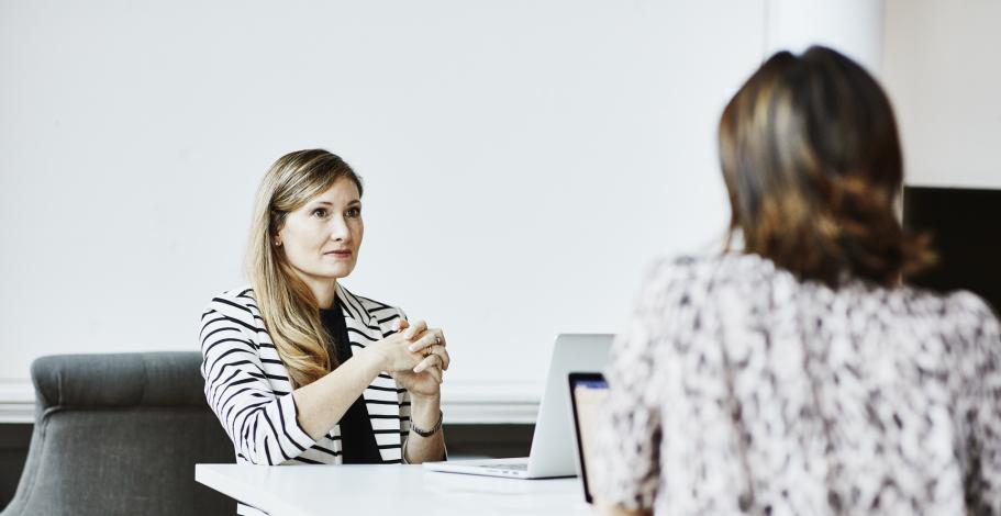 Deux femmes discutent