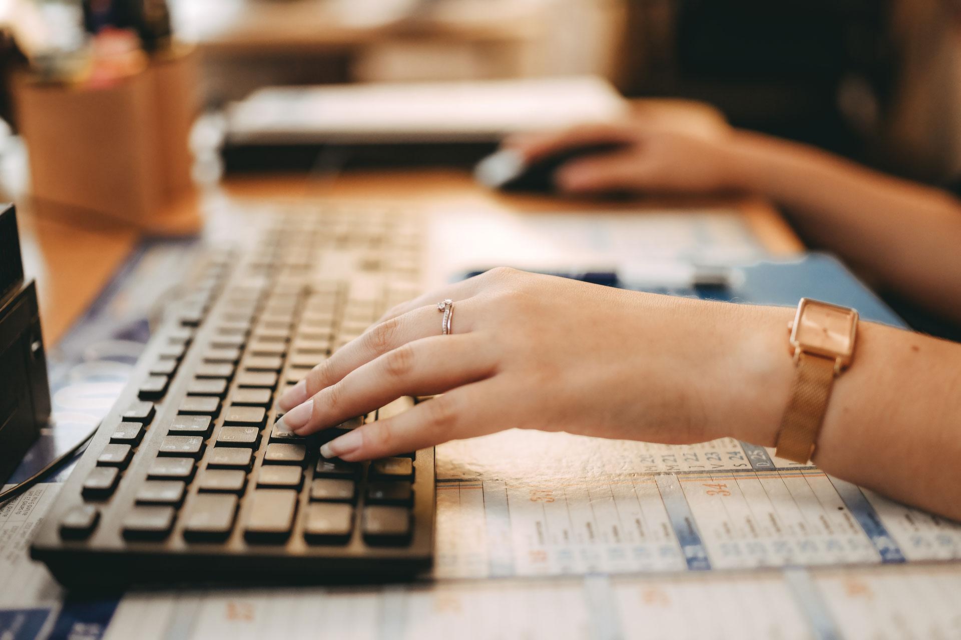 https://seine-et-marne.fr/sites/default/files/styles/original/public/media/images/travail-recrutement-emploi-ordinateur_marie_digard.jpg?itok=WrPIwPen